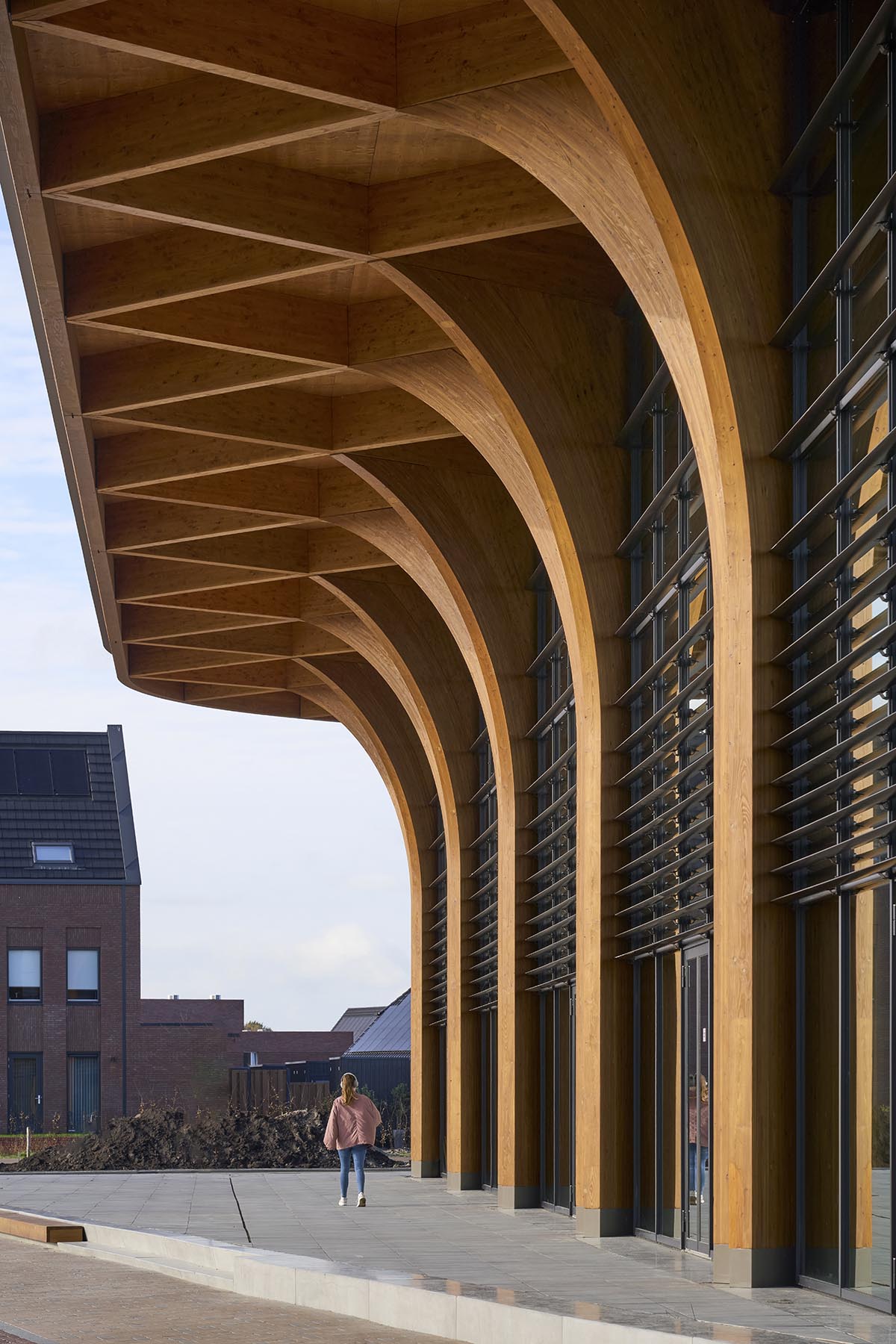 De Zwarte Hond built cathedral-like market hall with net-like wooden trusses and columns in Groningen