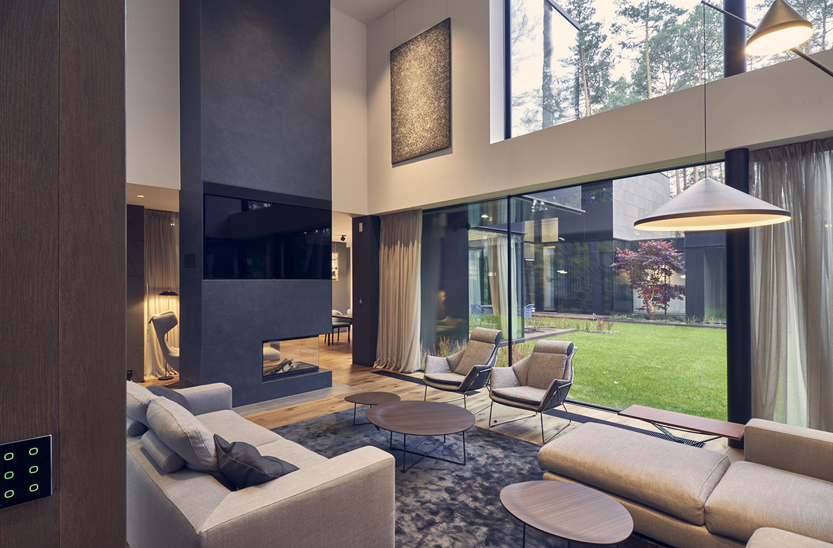 Przemek Olczyk Mobius Architekci completes circle wood house in a pine forest of Poland