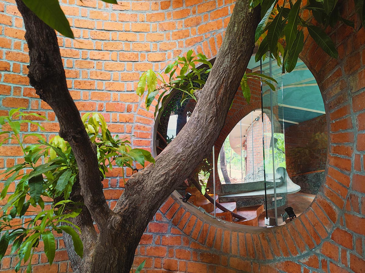 Organically-arranged brick walls form biophilic Asmalay house by Blurring Boundaries in India 