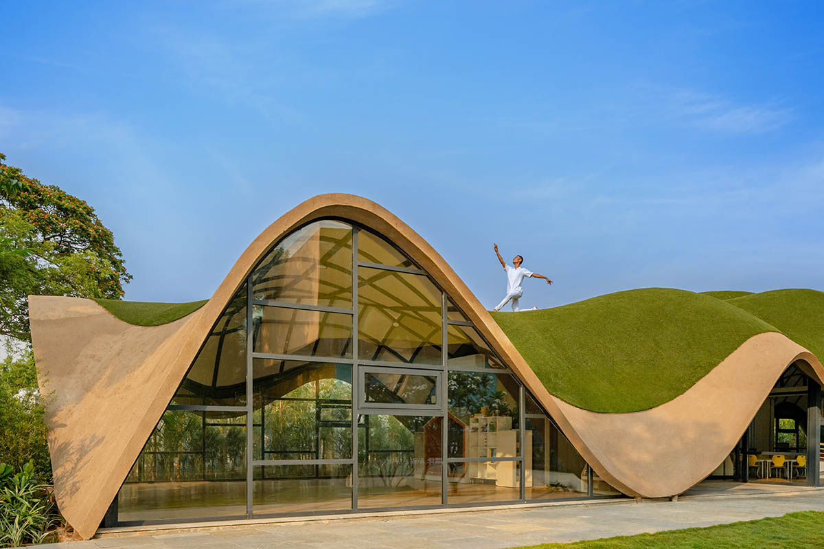 Undulating roof covers Cocoon School for unobstructed space in India 