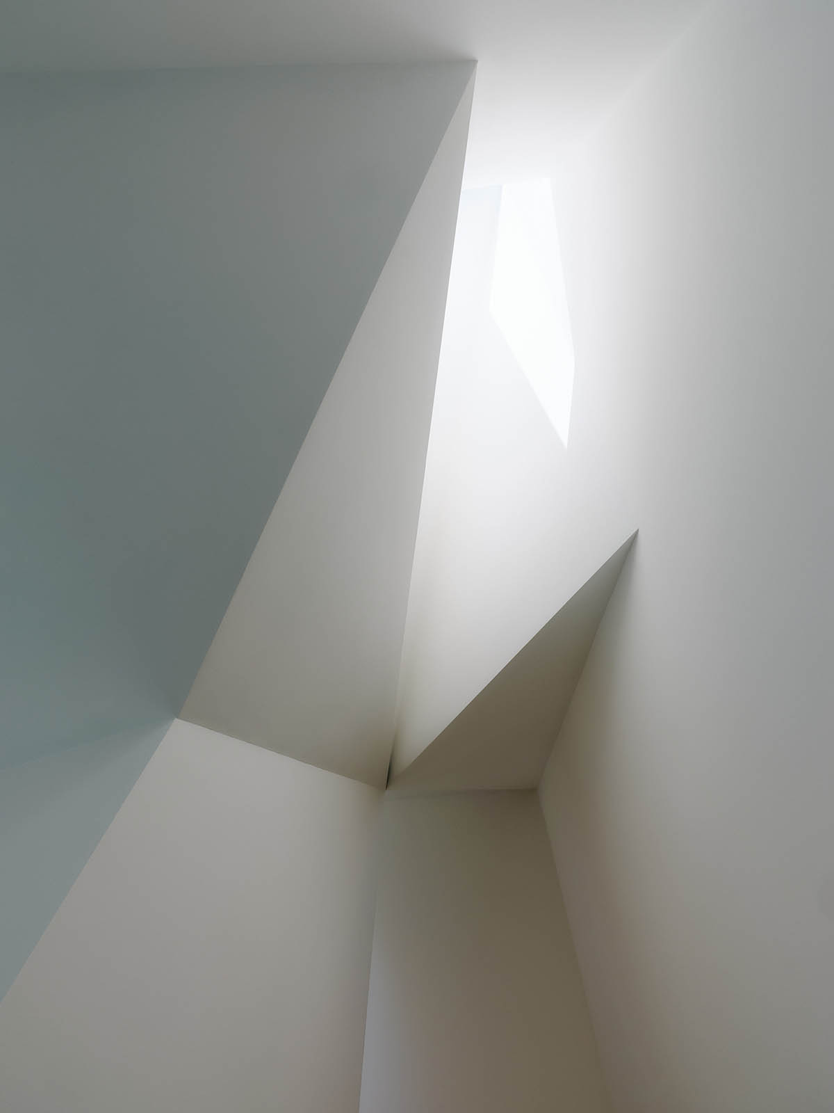 Capturing Light Residence by Min Design explores the dynamics of light in San Francisco 