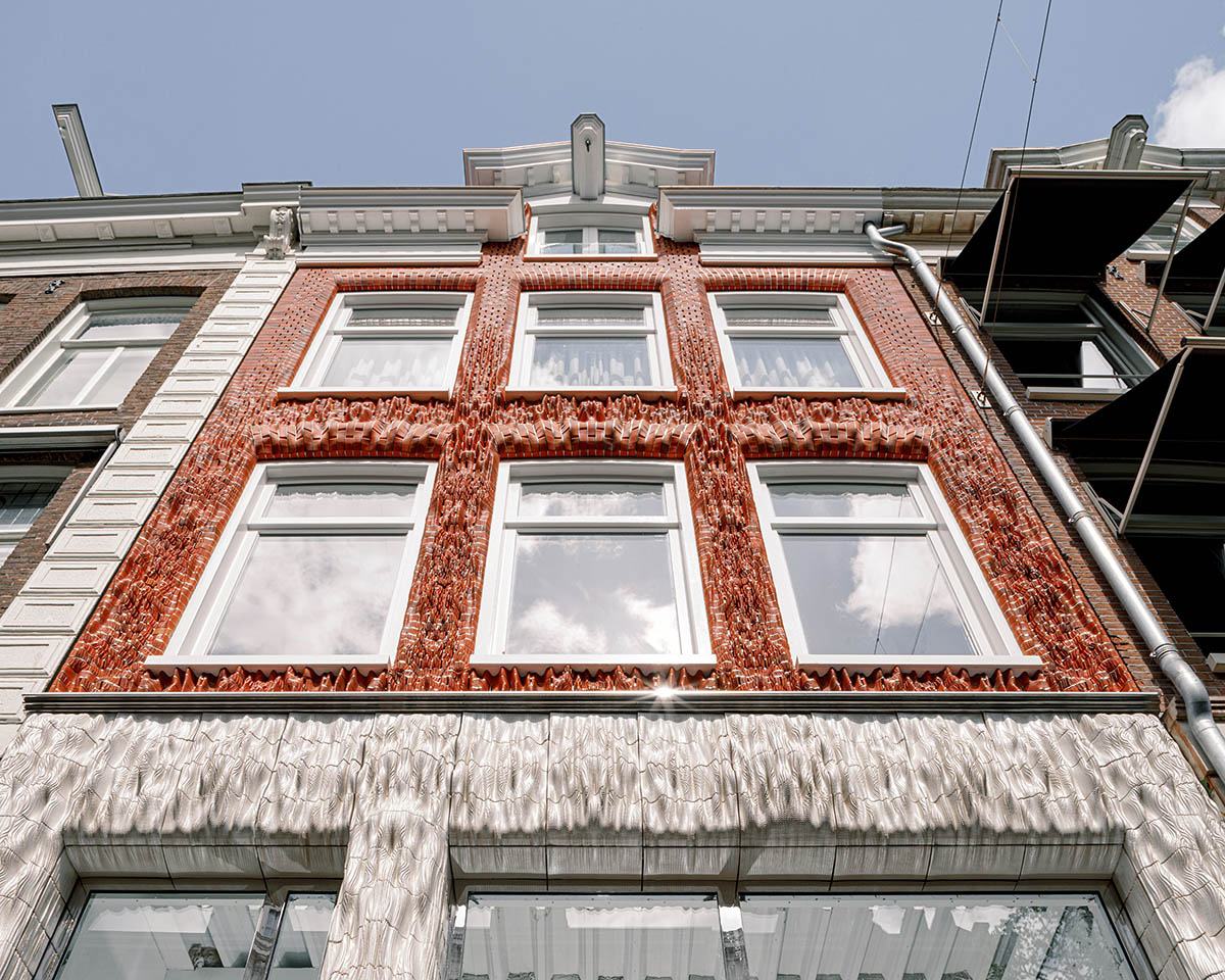 Studio RAP creates façade featuring bespoke 3D-printed ceramic tiles and bricks