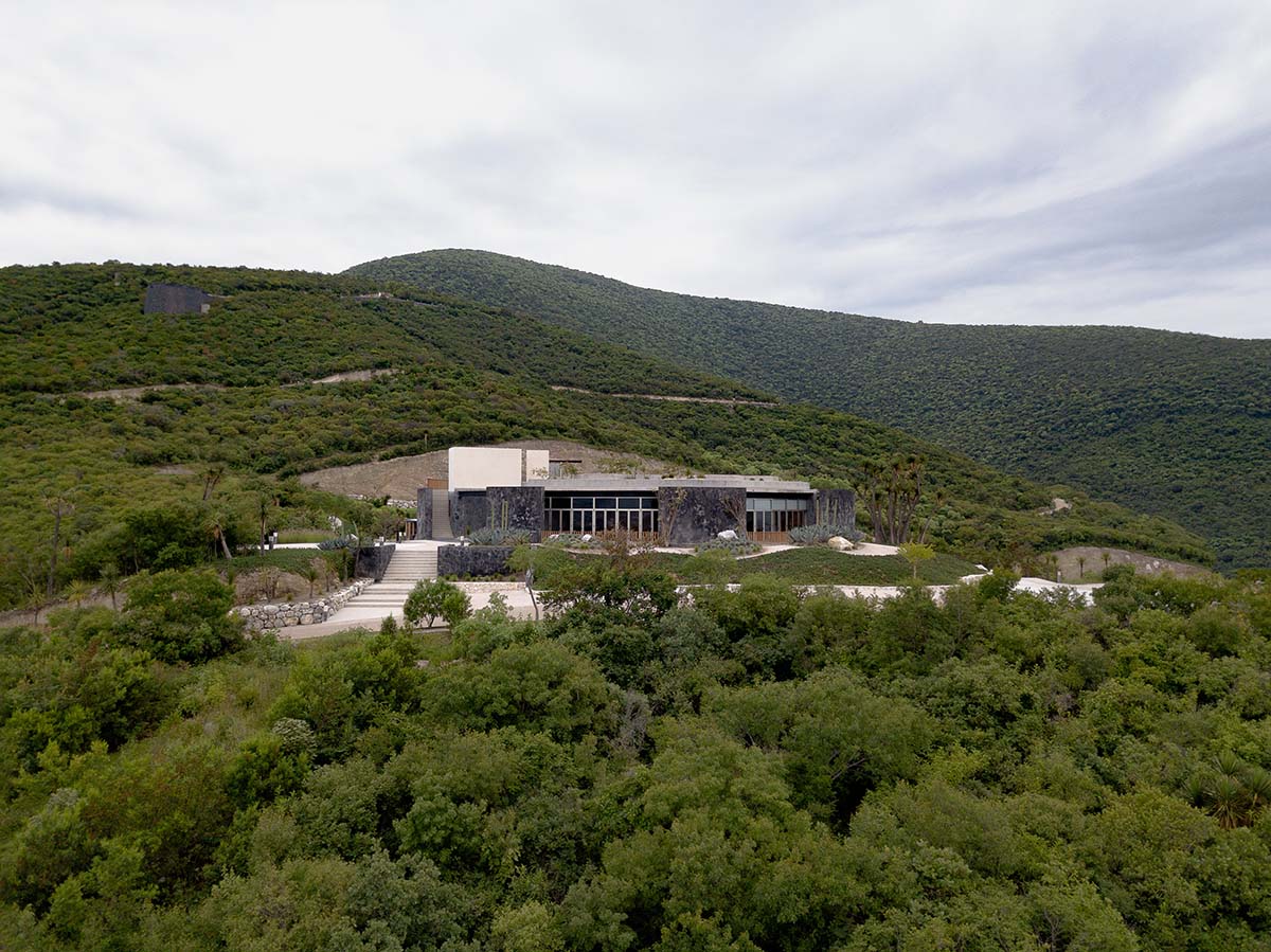 La Pedrera Clubhouse adopts a 360° concept nestled on the outskirts of the city of Atlixco
