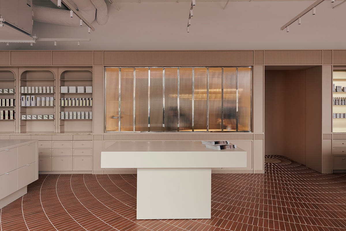 Odami enriches the interiors of a beauty shop with rounded, bevelled details, and pinkish hues