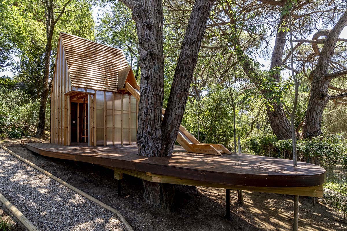 Wooden cabin by Madeiguincho is nestled among trees like an 