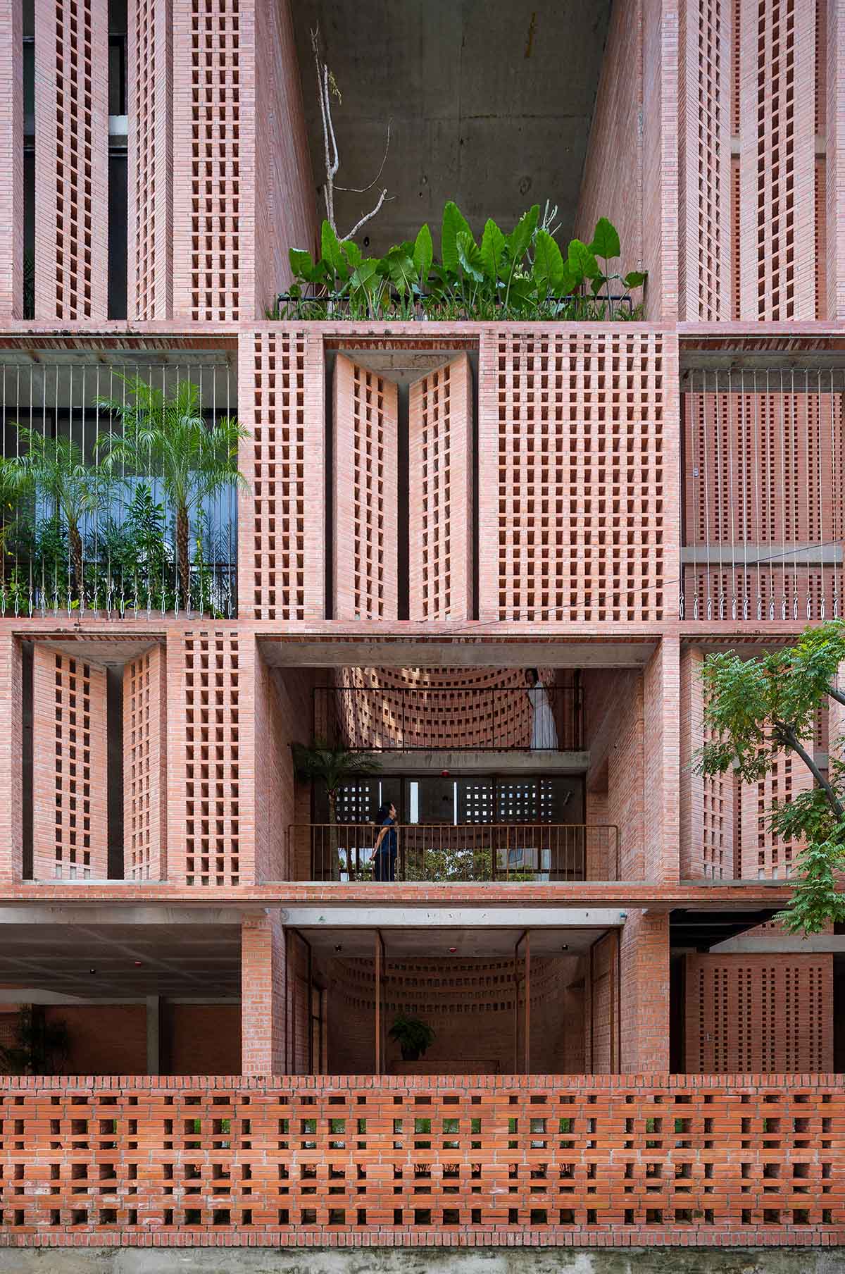 Tropical Space built an office building with a continuous vertical void in Vietnam 