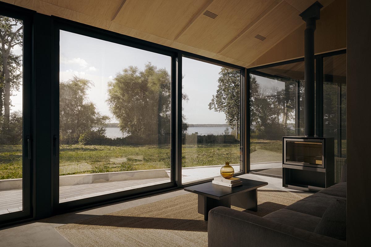 South Bay House portrays its mesmerizing surroundings with spacious windows in Ontario