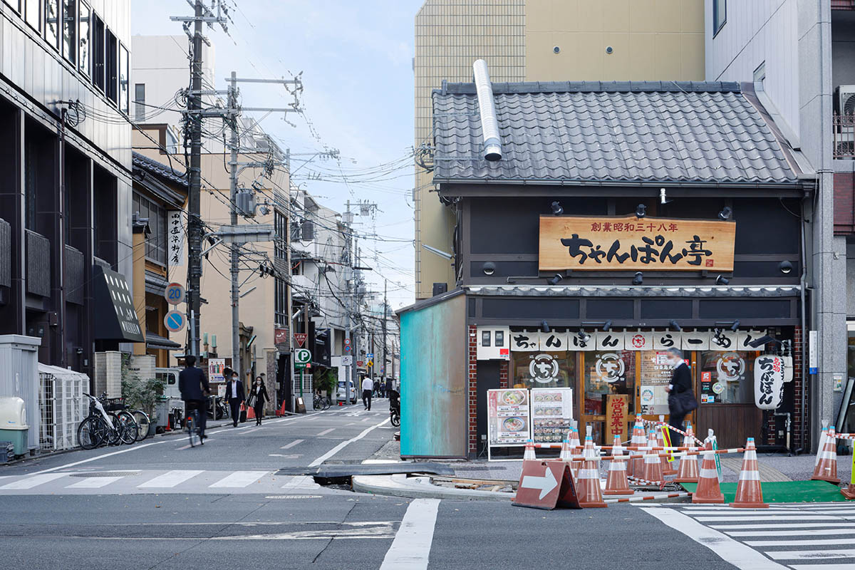 The one-meter-deep cafe invites customers with its patina color on its facade in Kyoto