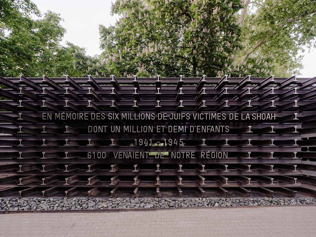 Blaising Borchardt Studio creates a monument for Holocaust remembrance, using interwoven steels