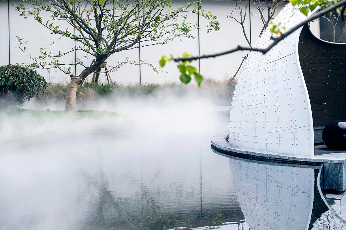   A thin-shell pavilion inspired by the bionic weaving appearance of birds' nests sits on a pool 