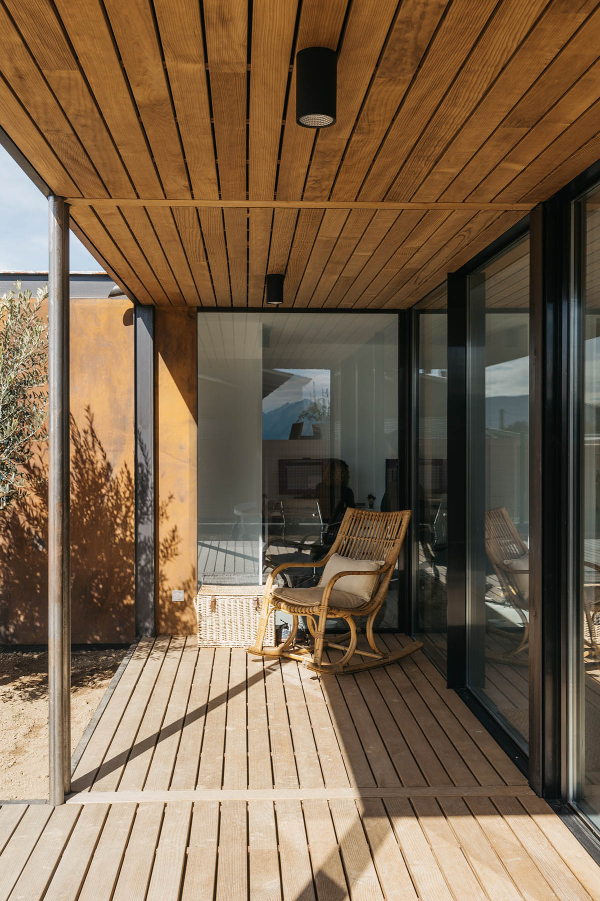  delaVegaCanolasso completes corten steel house in Barcelona 