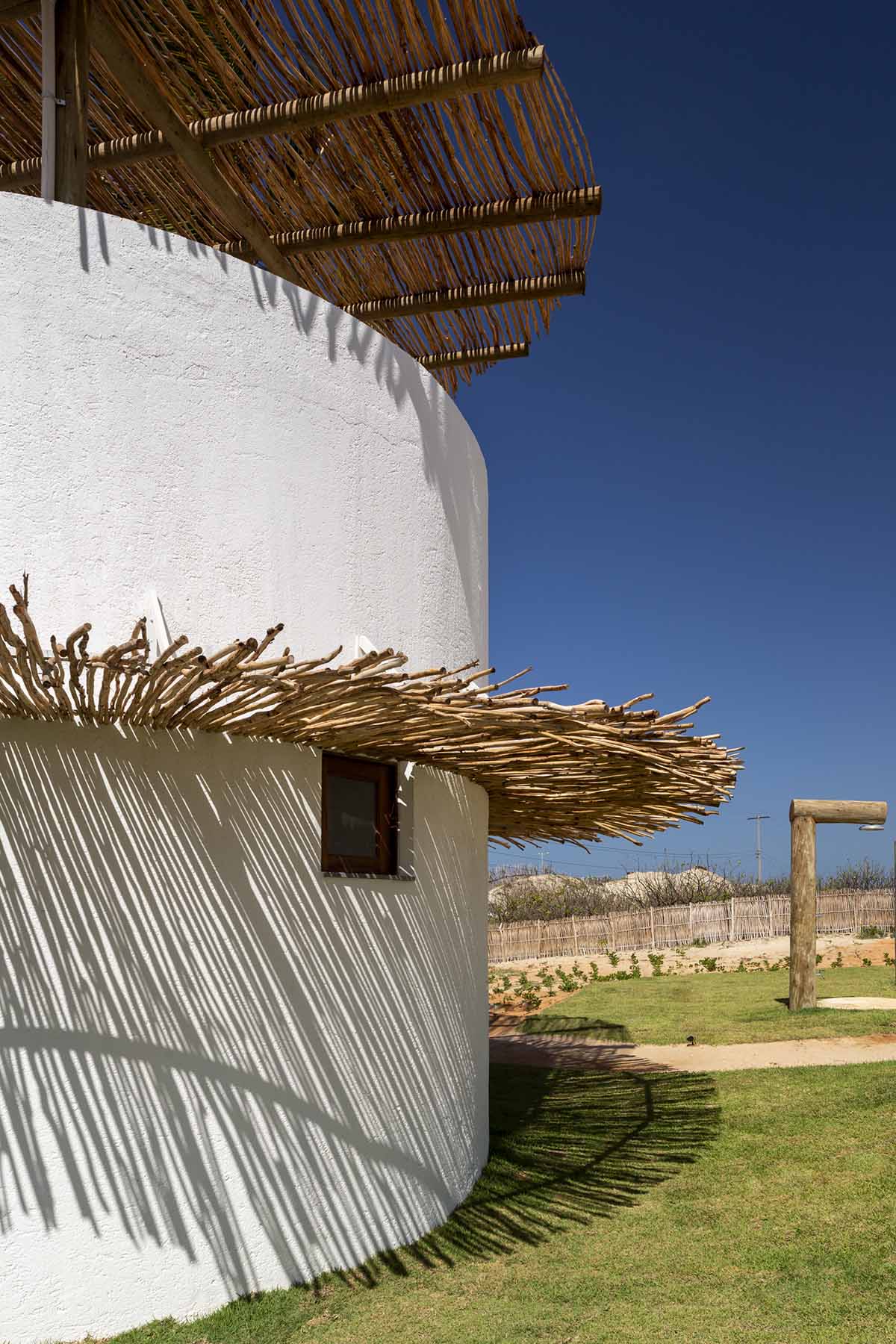 Lins Arquitetos Associados built village comprised of circular chalets overlooking coconut groves 