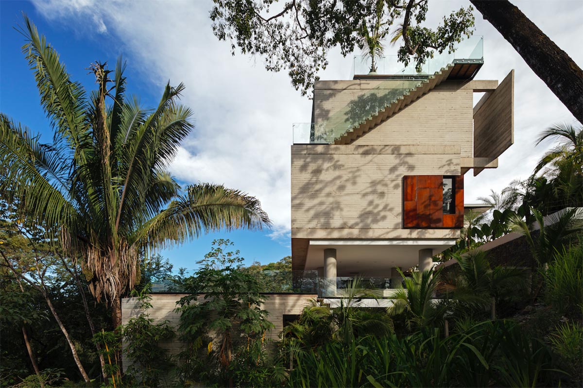 VOID completes Guarumo Residence with staggered volumes in Costa Rican tropical landscape 