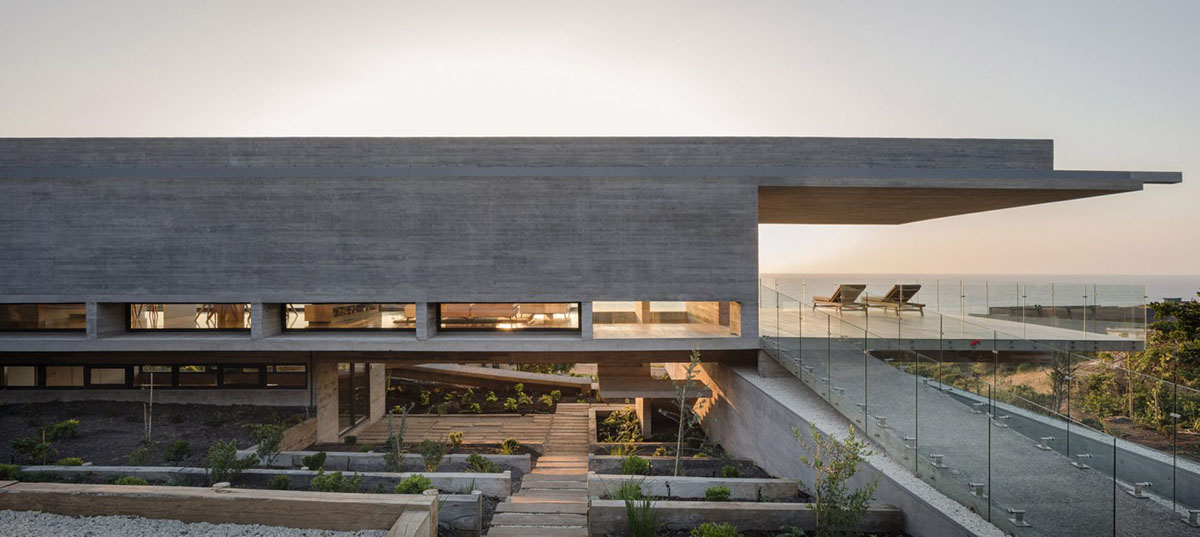 Felipe Assadi Arquitectos completes elongated house with protruding volumes in Chilean landscape