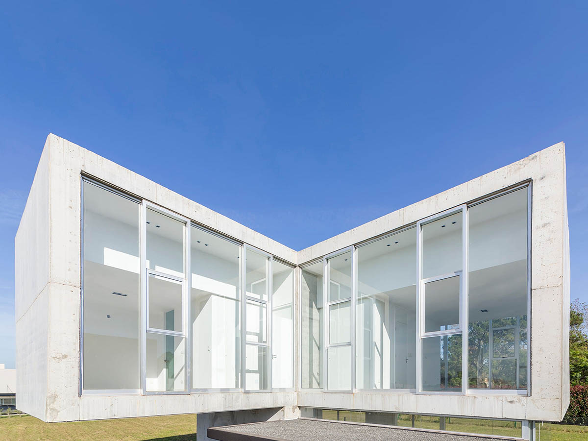 Brigati Polak Arquitectos completes Argentinian residence as detached from the existing slope