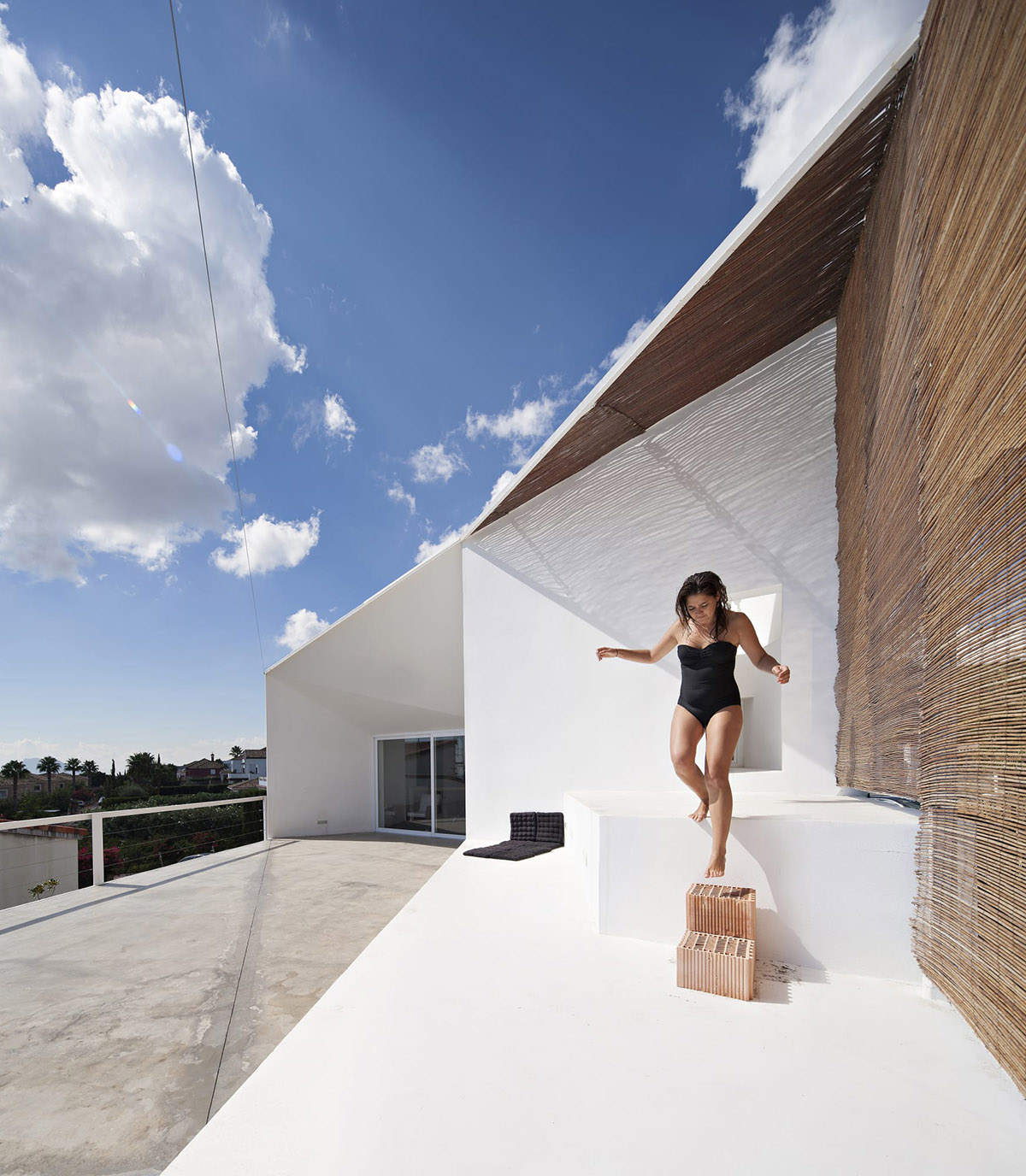 José Luis Muñoz's new holiday house shaped by the climatic conditions of the site in Spain