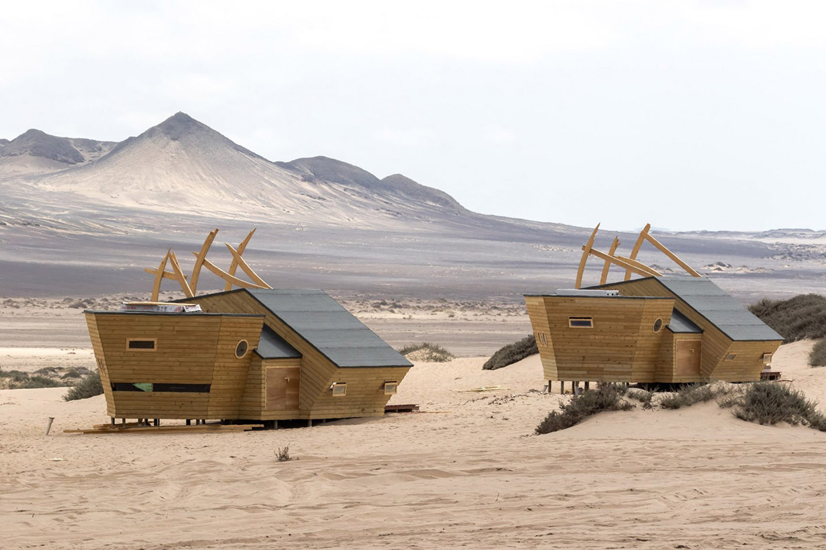 Nina Maritz Architects completes shipwreck-themed timber cabins for travelers in Namibia