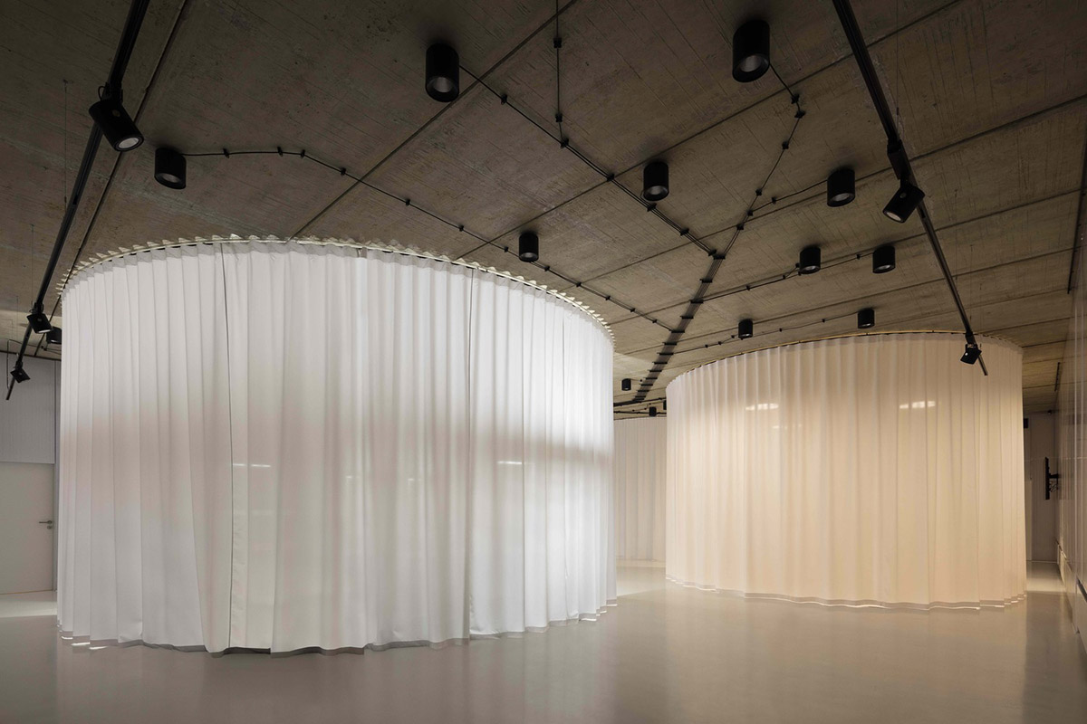 Architects use more than 900 black plastic seats for a gallery to create easily remembered building