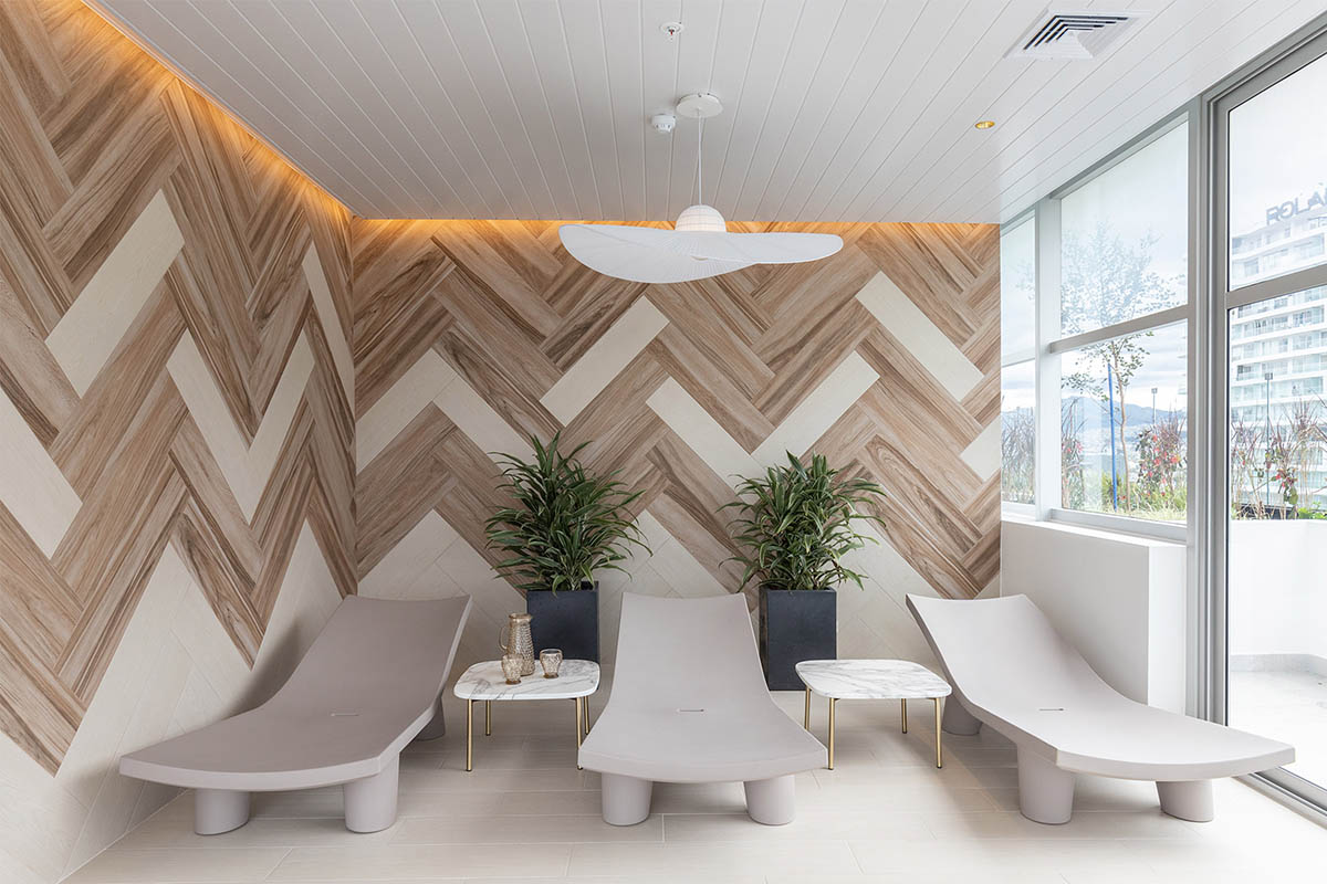 Carlos Zapata completes Unique tower with curved glass skin in Quito