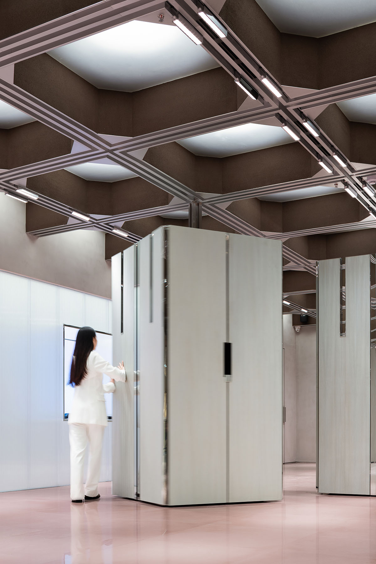 Interiors of boutique feature changeable structural systems generating different catwalk routes