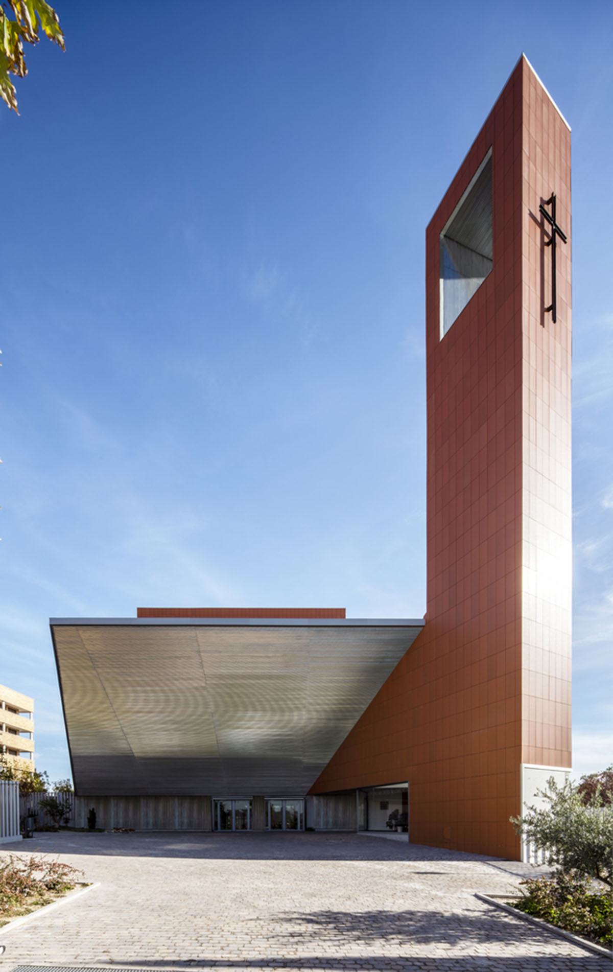 Ramón Fernández-Alonso built church complex with inclined surfaces dressed by warm colors in Madrid