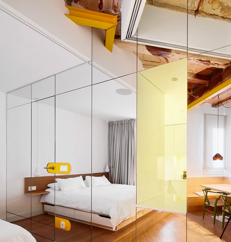 Miel Arquitectos creates chimeric interior by using mirrored cubes in Spanish apartment