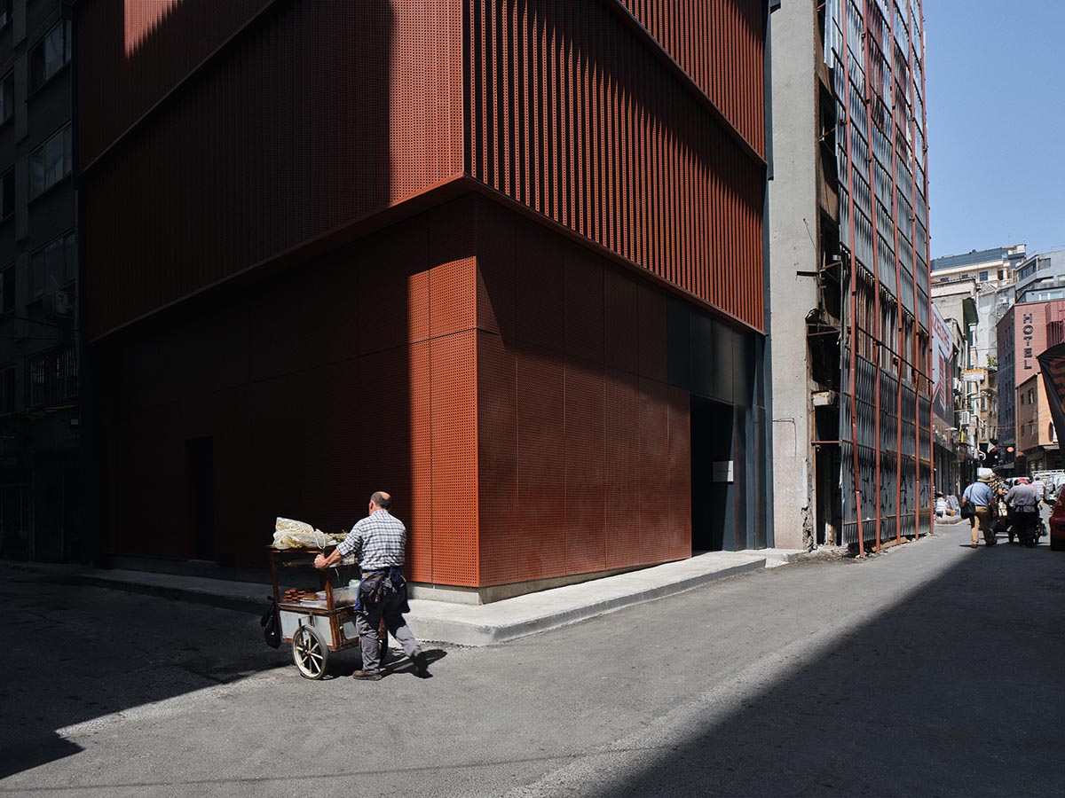 Nevzat Sayin wraps art gallery with a reddish brown façade in a historic district of Istanbul