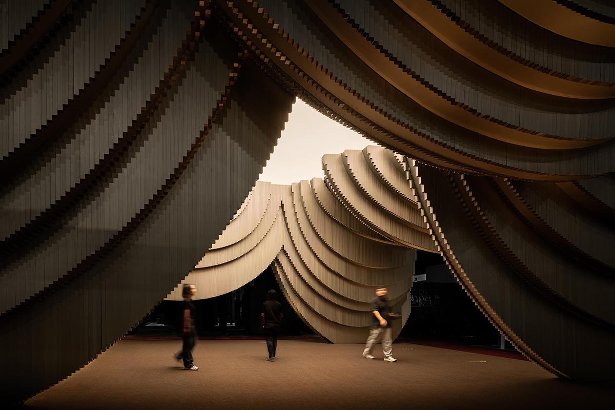 HAS design and research creates public ground interior from disc-like aluminum rods in Bangkok