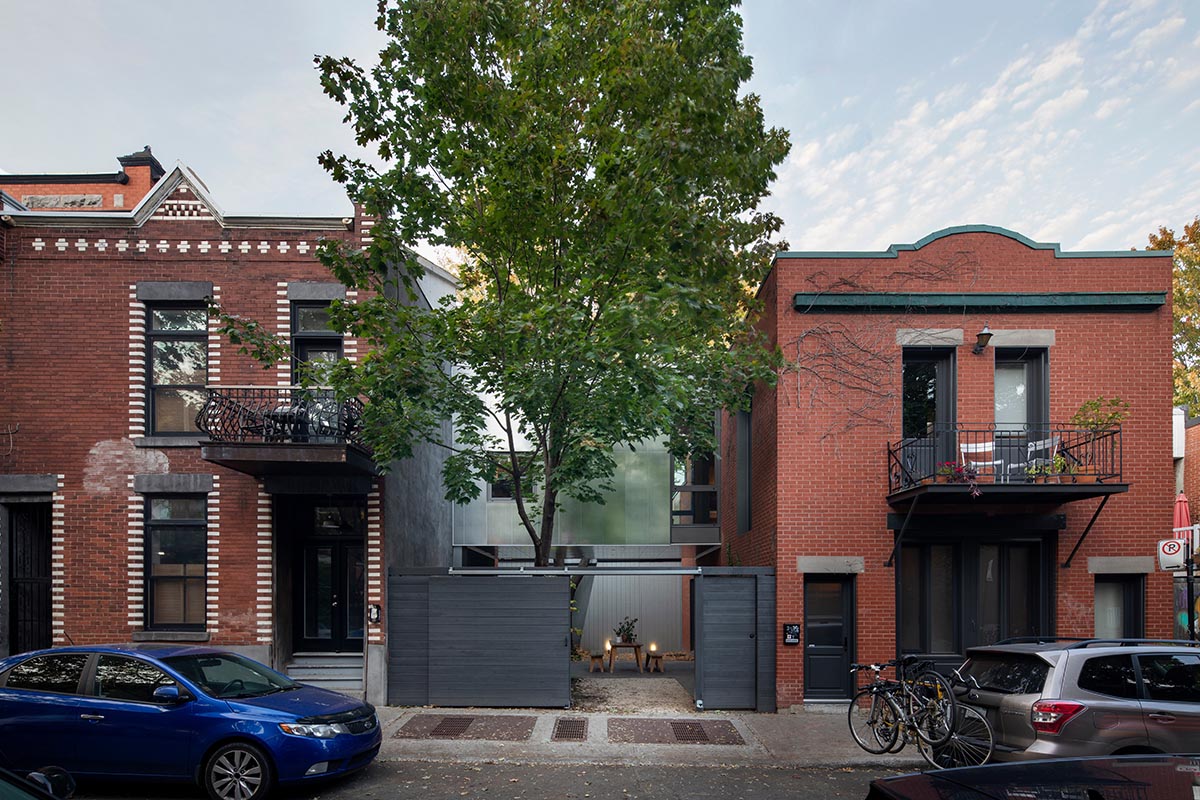 TBA designs residential extension with floating volume on a narrow plot in Montréal neighborhood 