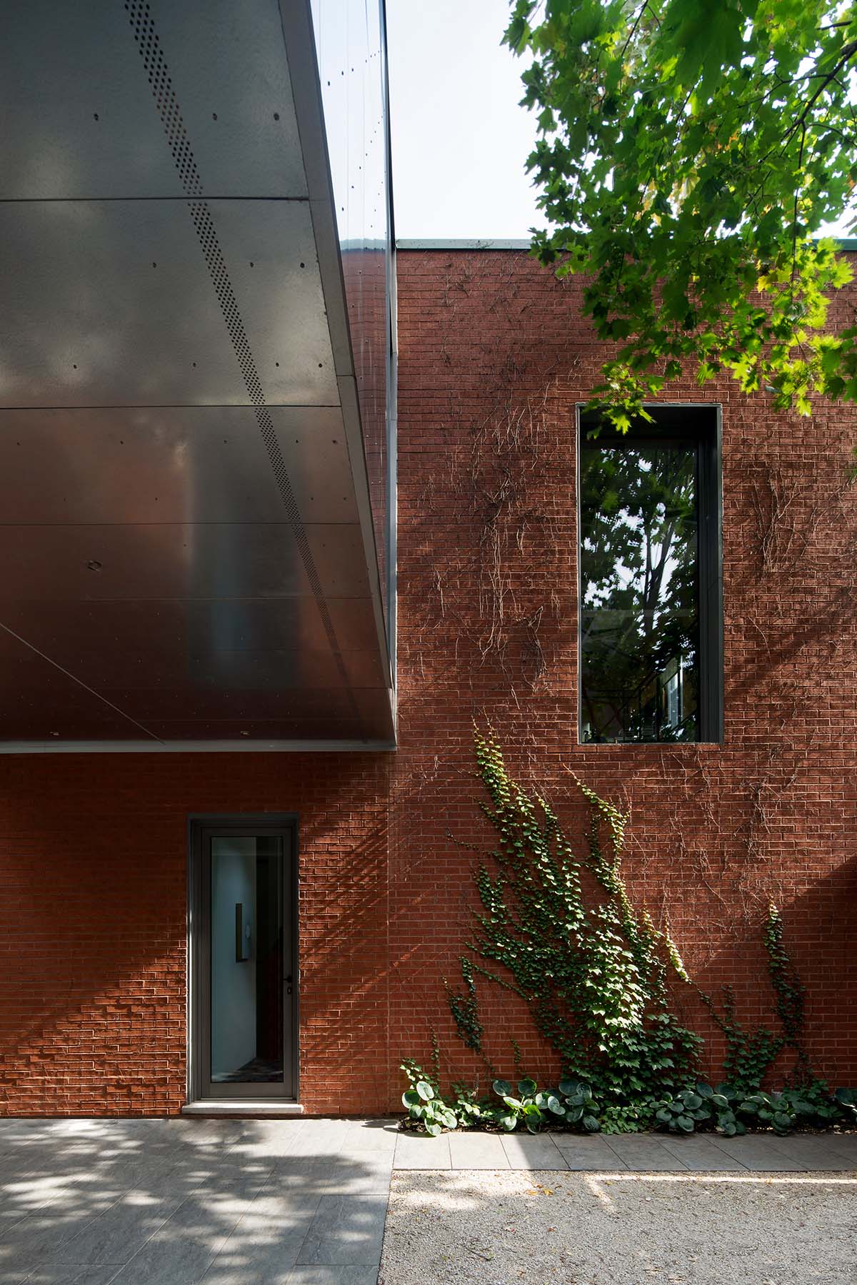 TBA designs residential extension with floating volume on a narrow plot in Montréal neighborhood 