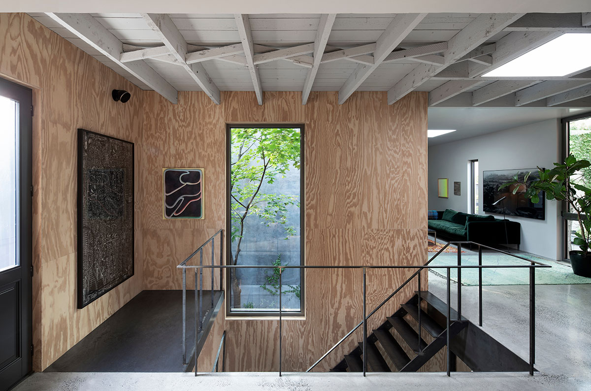 TBA designs residential extension with floating volume on a narrow plot in Montréal neighborhood 