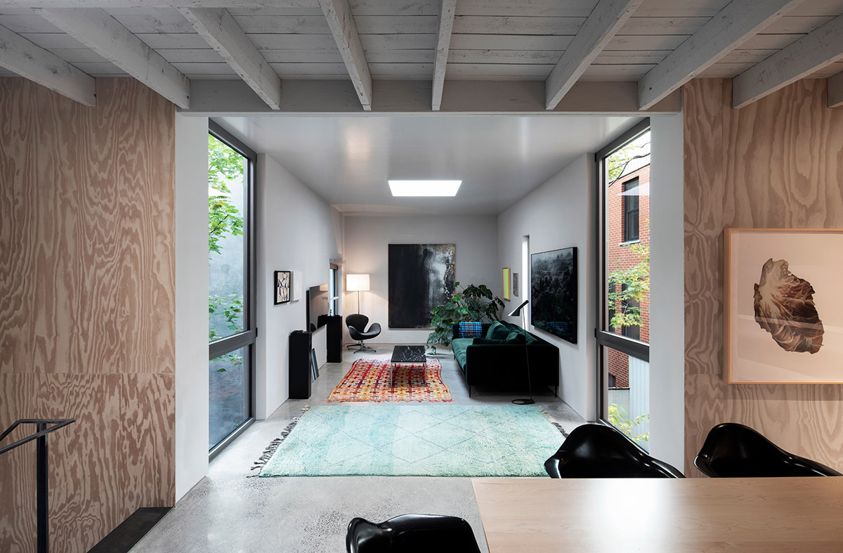 TBA designs residential extension with floating volume on a narrow plot in Montréal neighborhood 