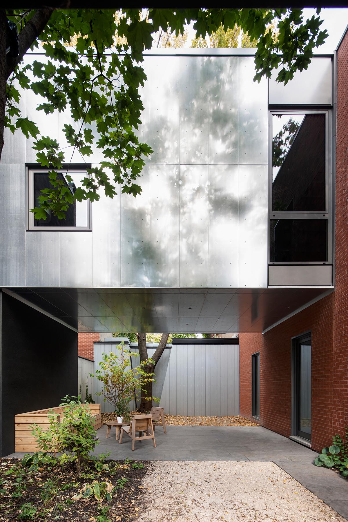 TBA designs residential extension with floating volume on a narrow plot in Montréal neighborhood 