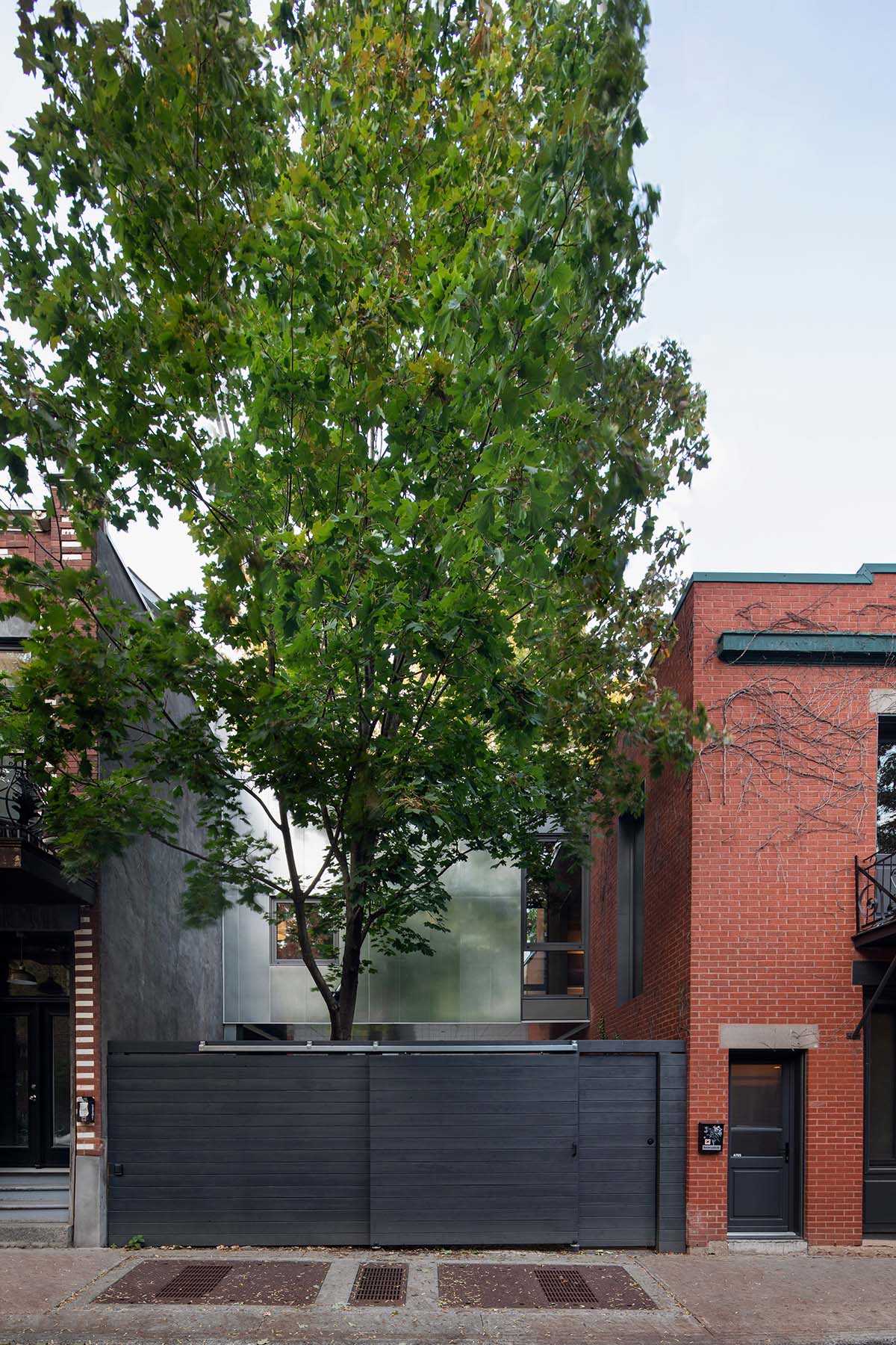 TBA designs residential extension with floating volume on a narrow plot in Montréal neighborhood 