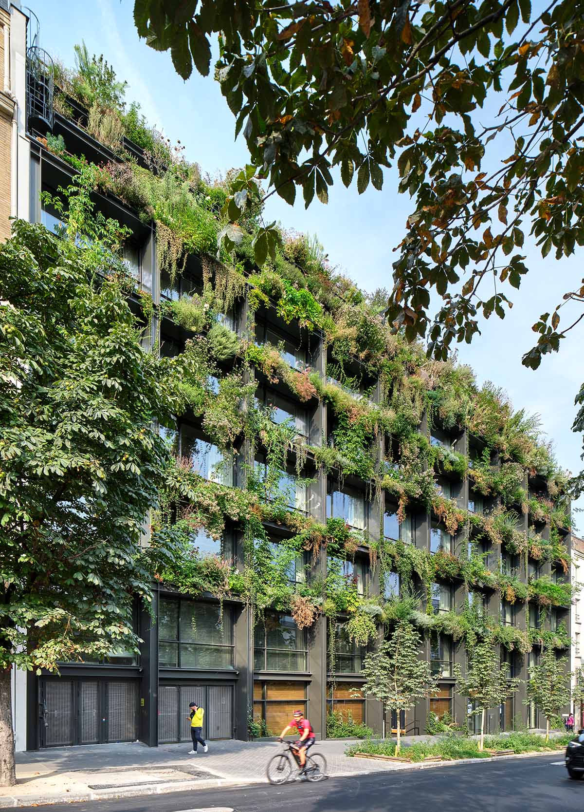 Triptyque Architecture и Филипп Старк спроектировали утопающий в зелени отель в Париже 