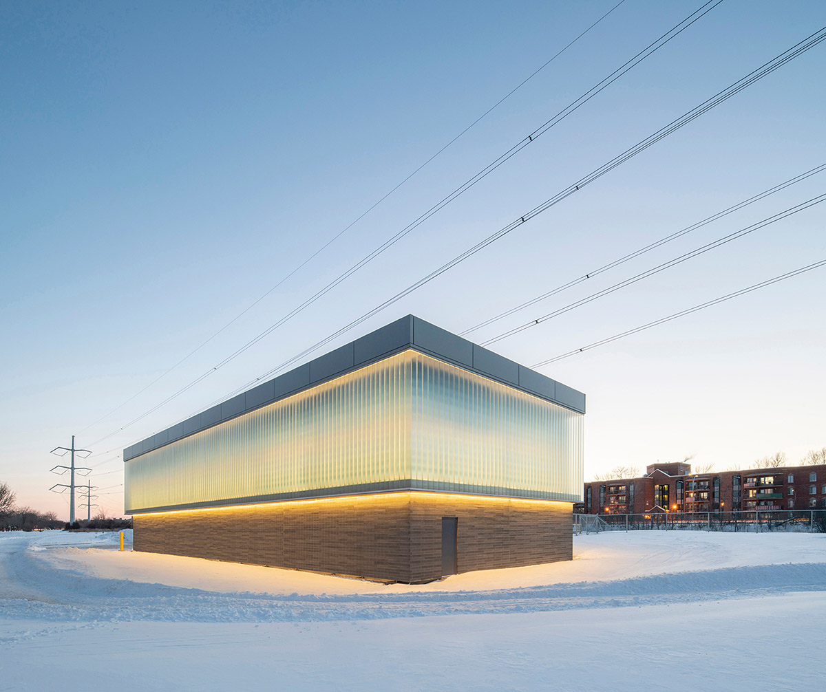 Smith Vigeant architectes проектирует водозаборное здание со стеклянным кубом и мерцающими пикселями