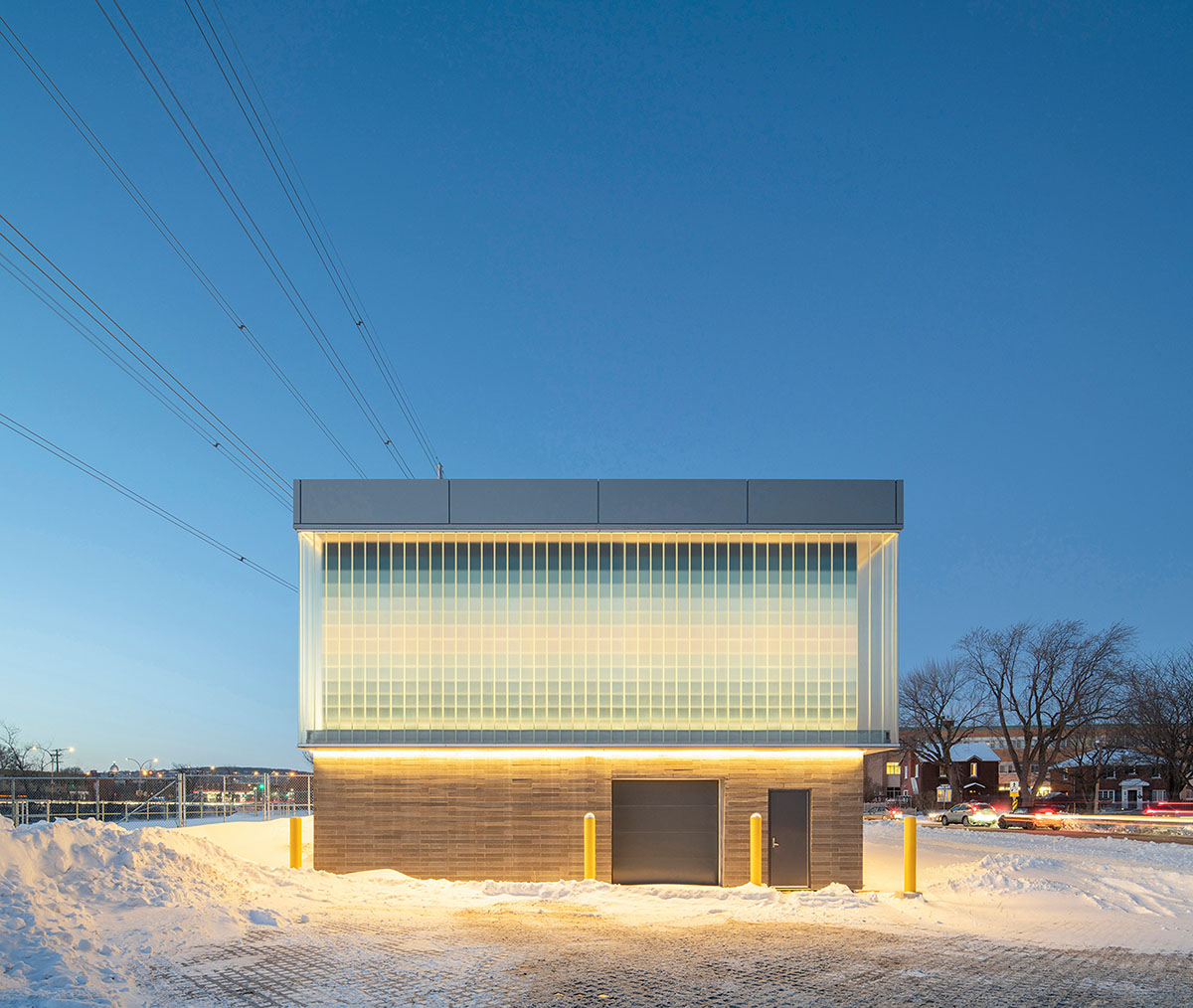 Smith Vigeant architectes проектирует водозаборное здание со стеклянным кубом и мерцающими пикселями