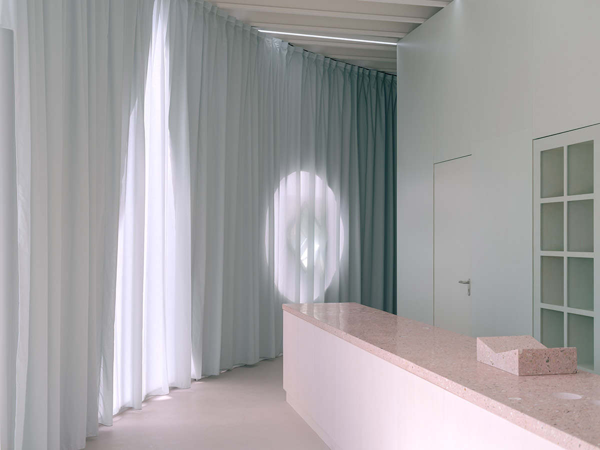 Studio Ossidiana объединяет три тангенциальных кольца, чтобы создать розоватый парящий арт-павильон в Алмере.