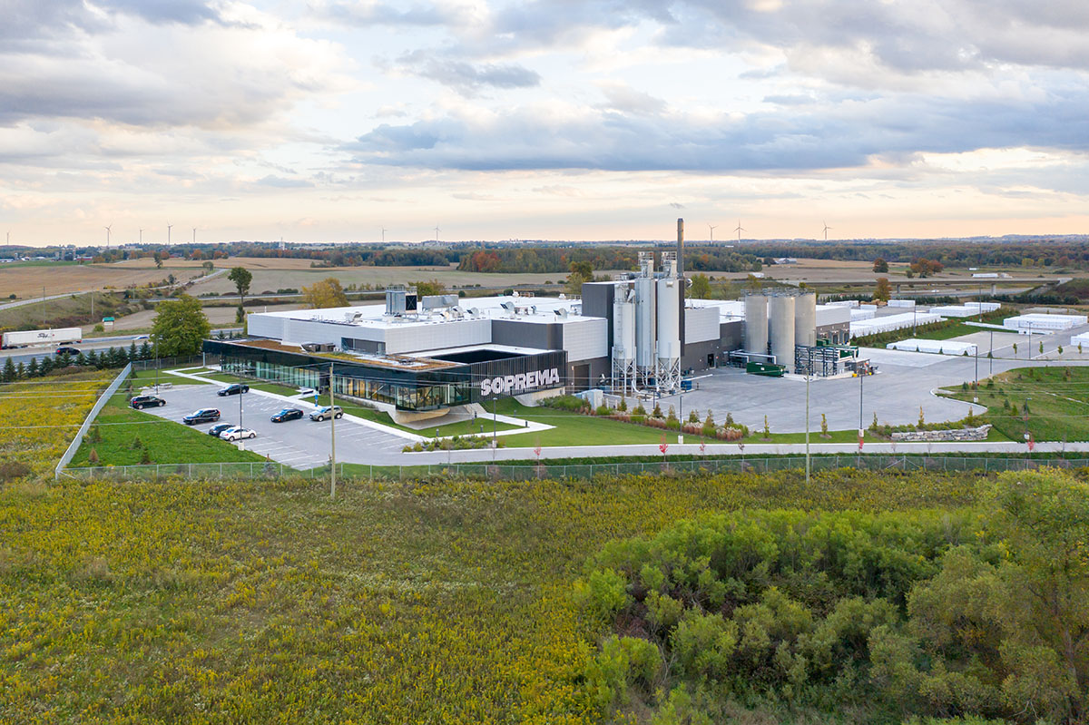 Компания Lemay построила завод по производству гидроизоляционных материалов, установив новые стандарты экологического промышленного строительства. 