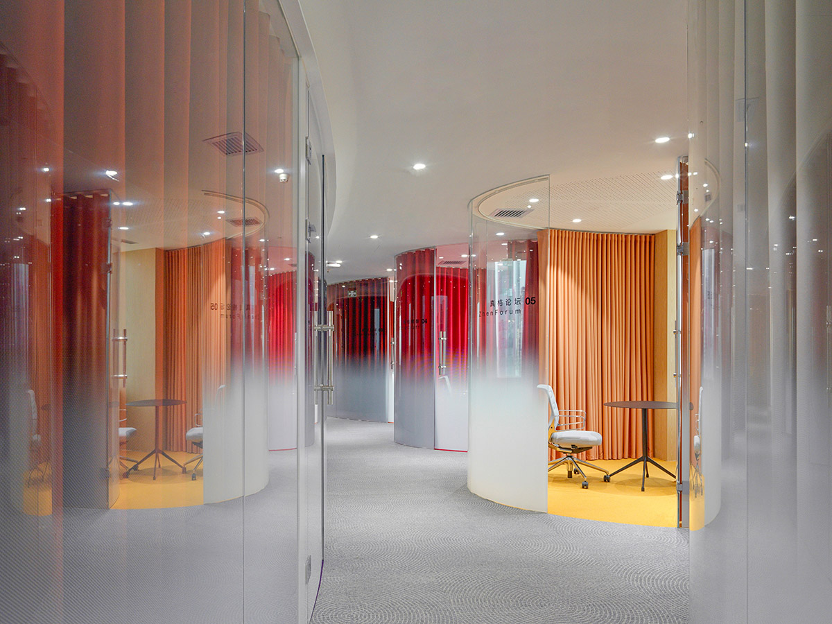 asap создает офисные интерьеры с помощью прозрачных круглых объемов в Пекине 