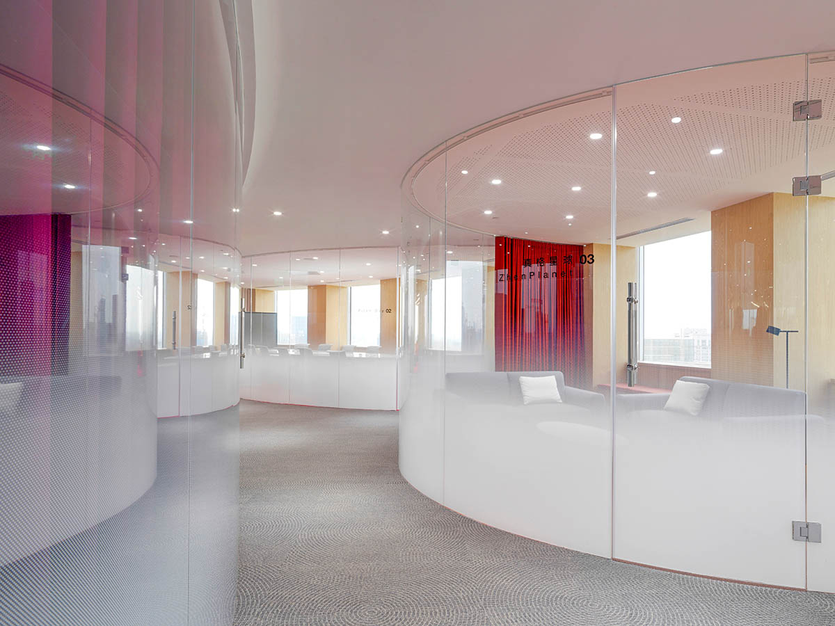asap создает офисные интерьеры с помощью прозрачных круглых объемов в Пекине 