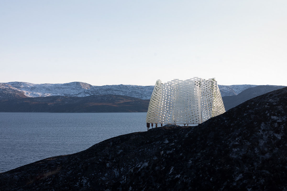 Круглый павильон Qaammat сделан из стеклянных блоков, чтобы активировать снежные отражения в Гренландии.