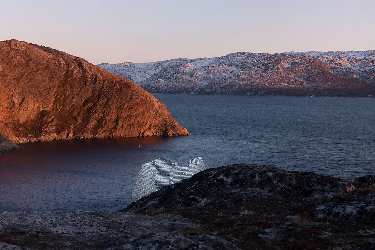 Круглый павильон Qaammat сделан из стеклянных блоков, чтобы активировать снежные отражения в Гренландии.