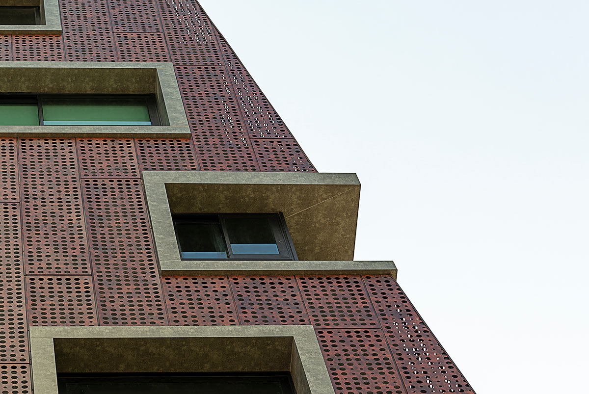 Gisele Borges Arquitetura built earthy reddish residential block on a narrow plot in Brazil