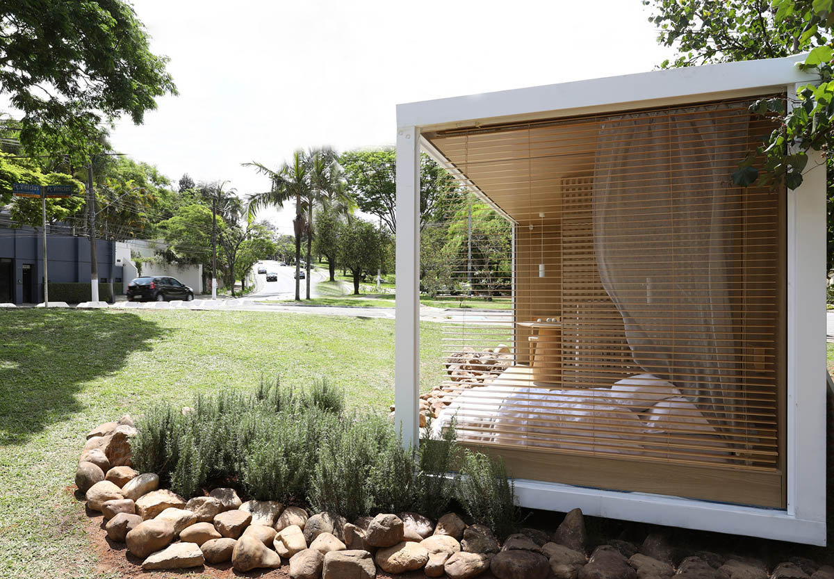 Ticiane Lima Arquitetura & Interiores creates container-like home that is fully open to nature