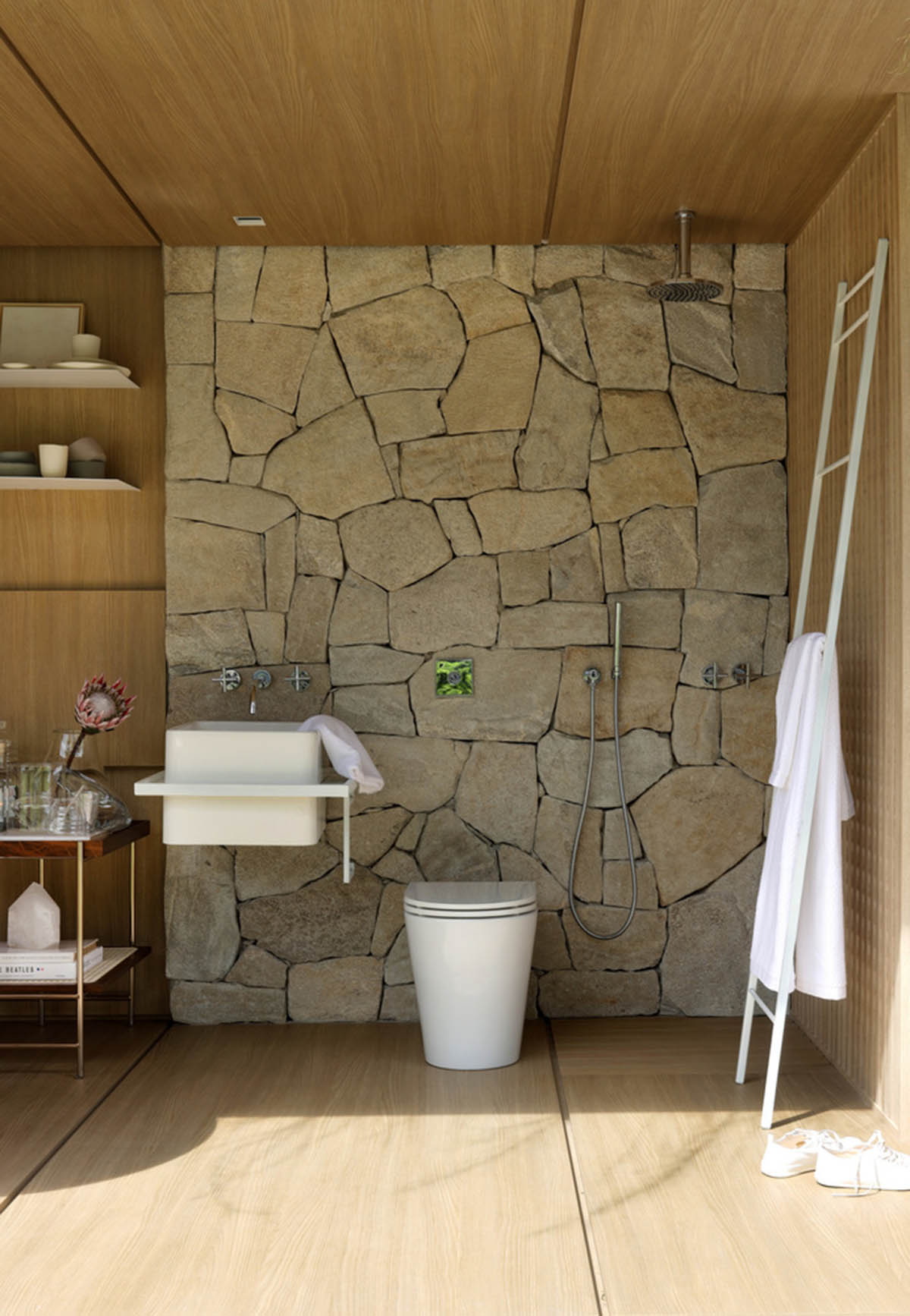 Ticiane Lima Arquitetura & Interiores creates container-like home that is fully open to nature