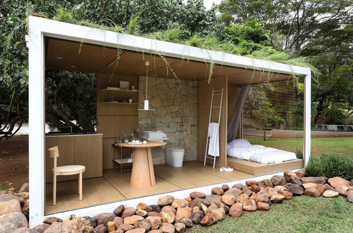 Ticiane Lima Arquitetura & Interiores creates container-like home that is fully open to nature