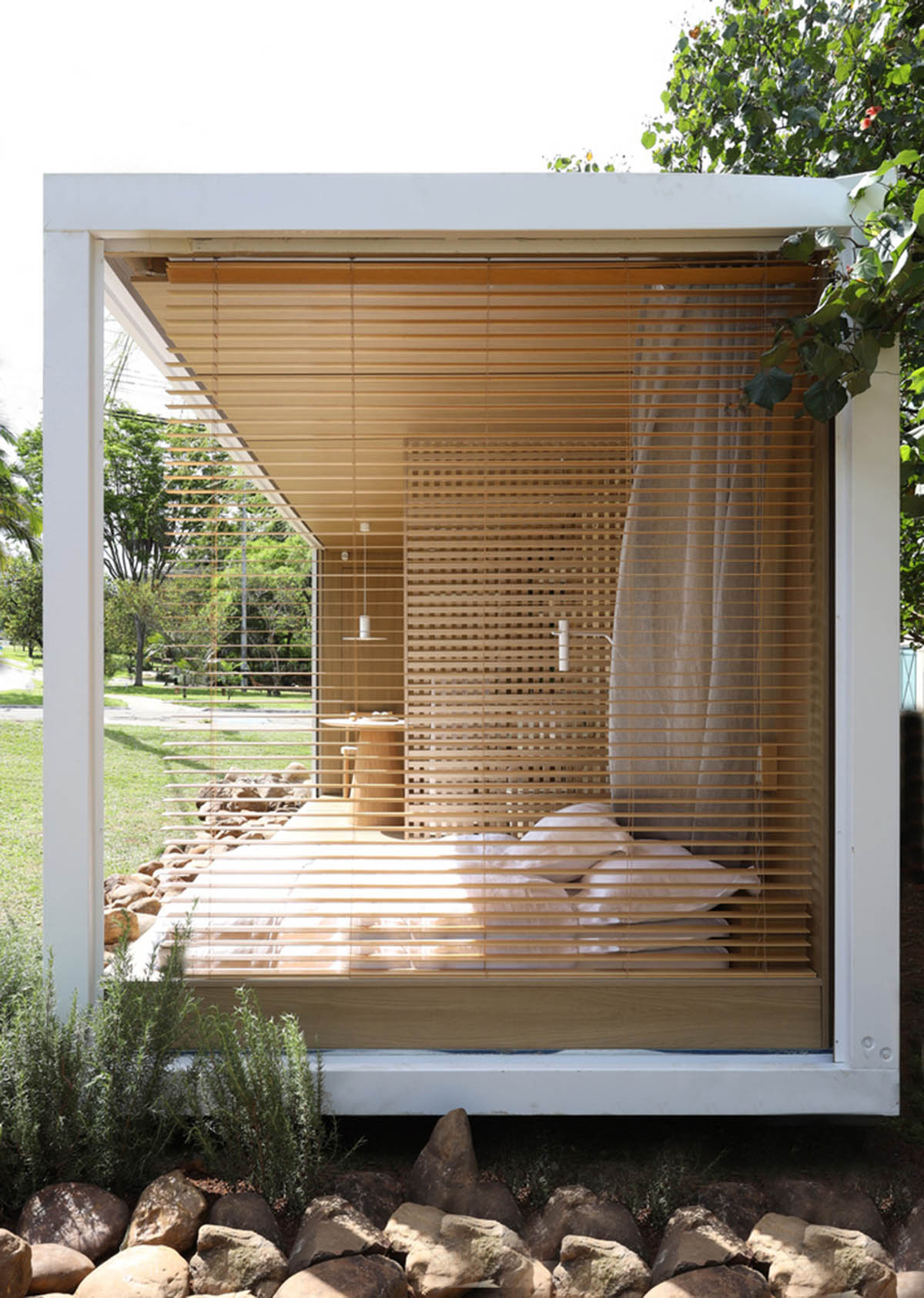 Ticiane Lima Arquitetura & Interiores creates container-like home that is fully open to nature