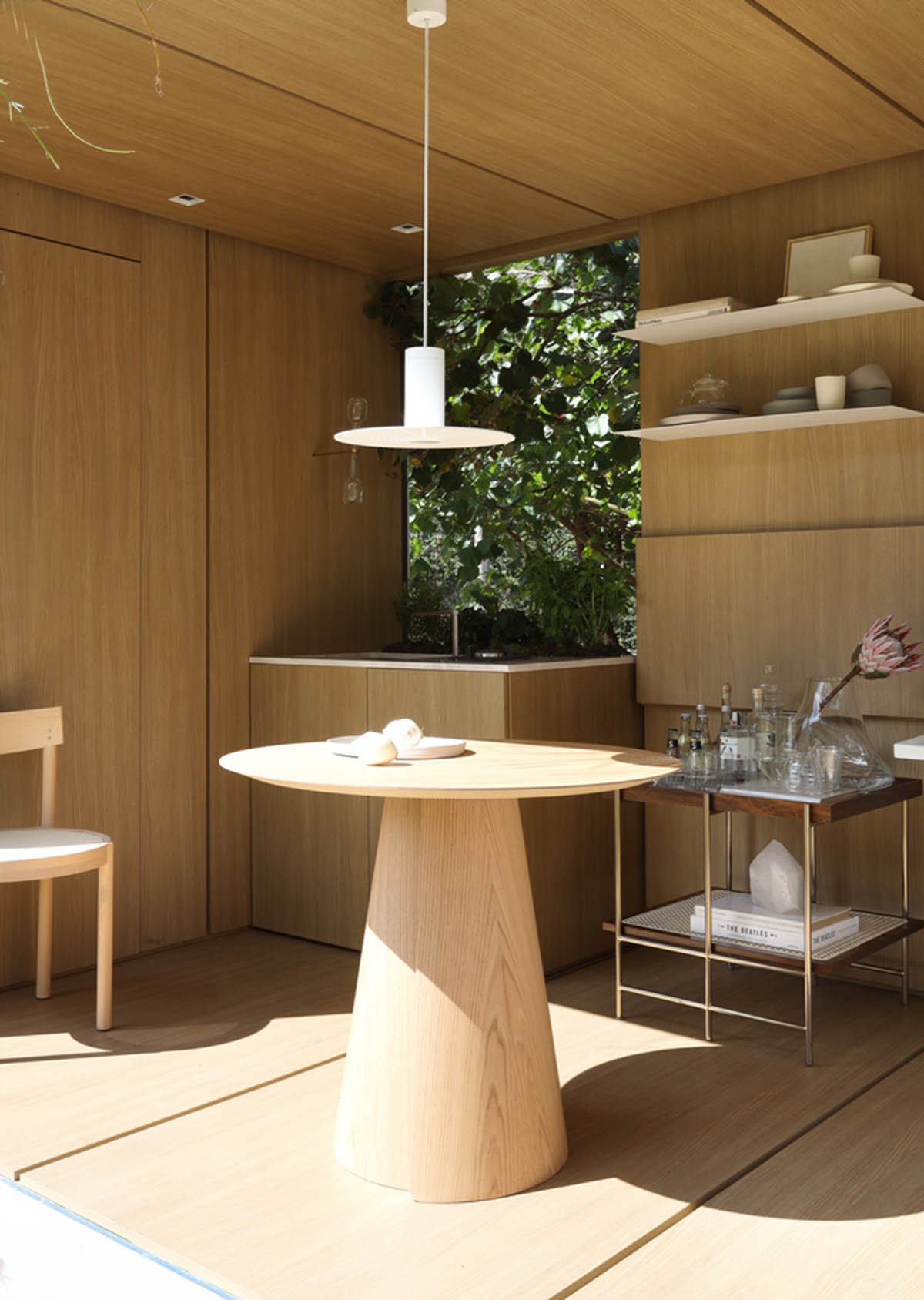 Ticiane Lima Arquitetura & Interiores creates container-like home that is fully open to nature