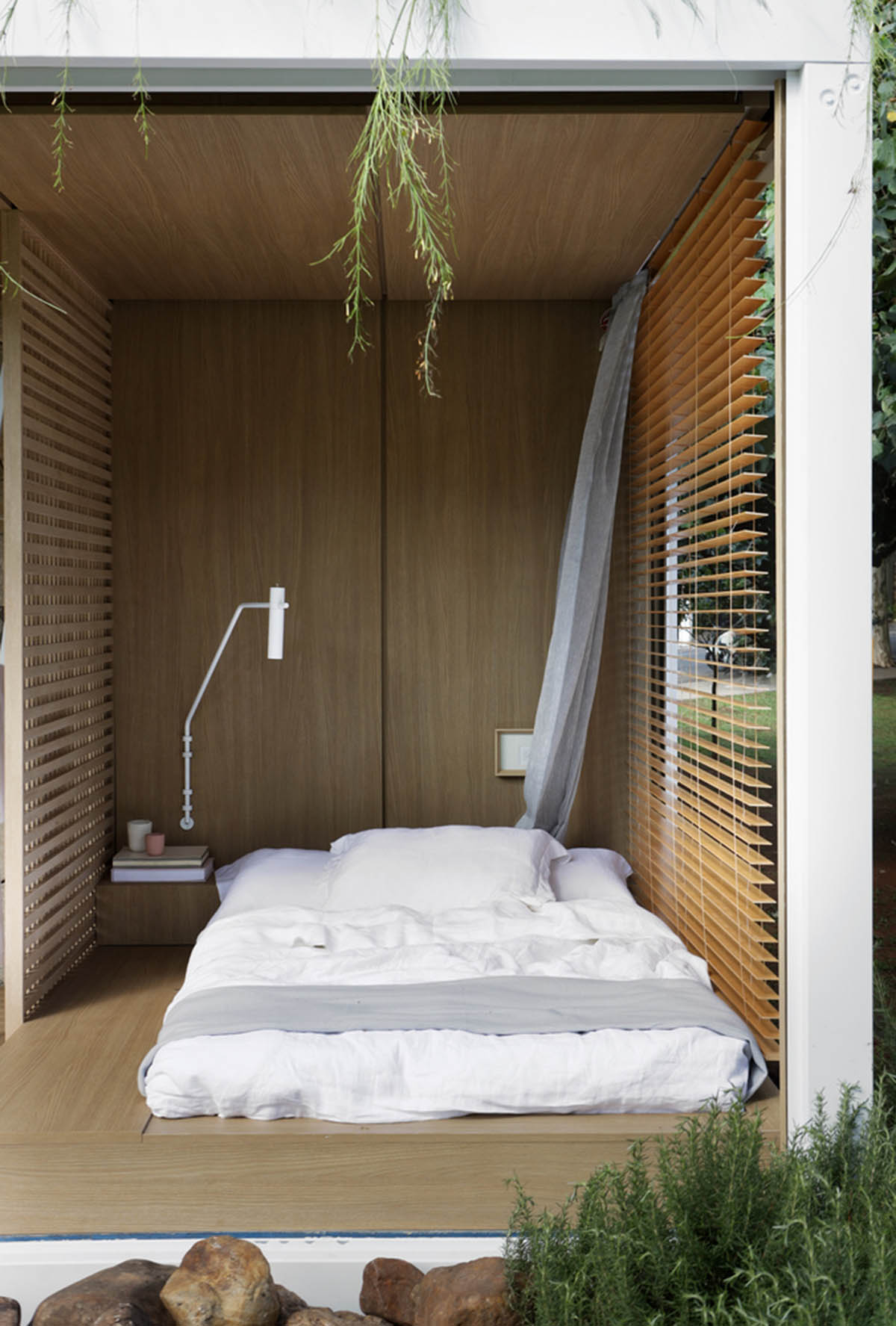 Ticiane Lima Arquitetura & Interiores creates container-like home that is fully open to nature